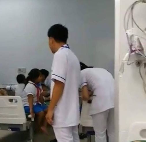 Hàng[-]chục[-]trẻ[-]nhập[-]viện[-]sau[-]khi[-]uống[-]sữa